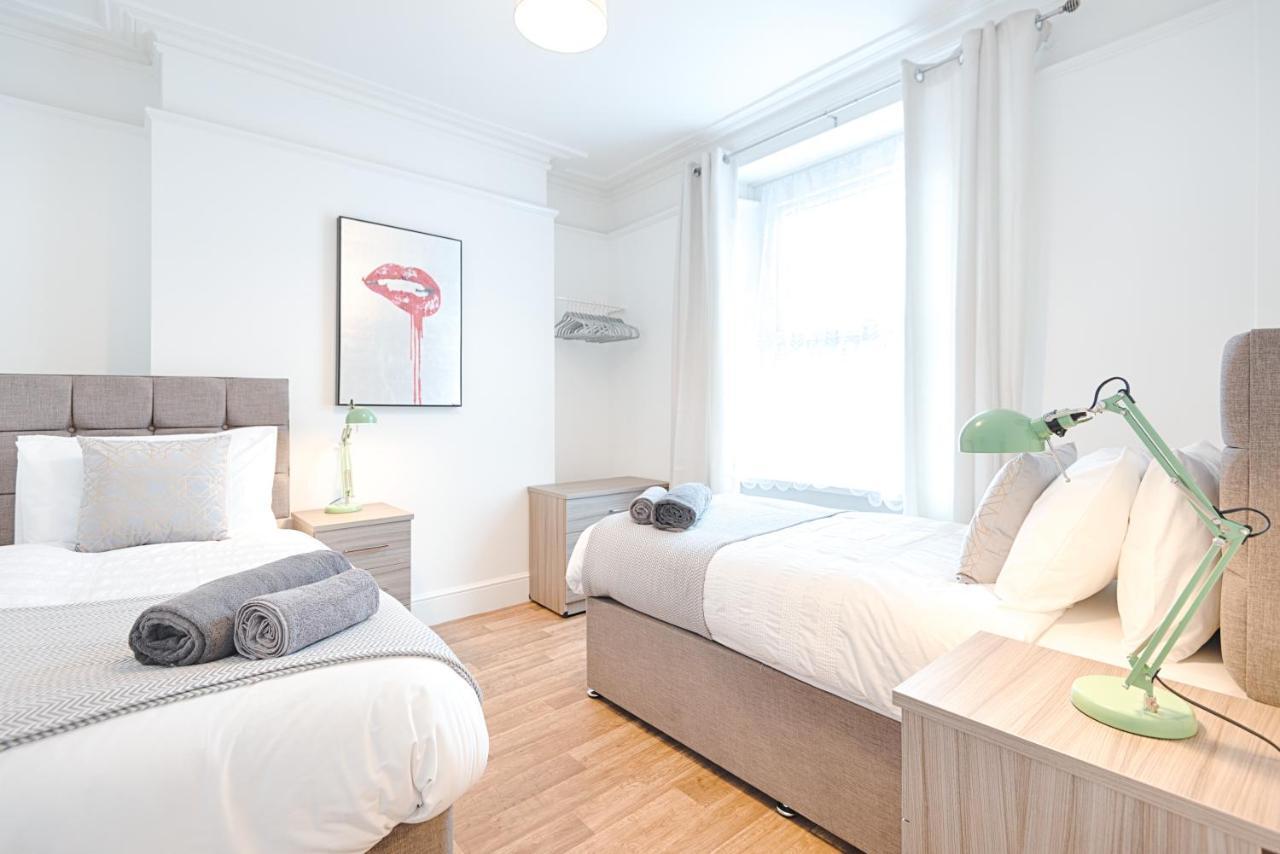 Large Green Garden, 4 Bedrooms, Sleeps 8 スウォンジー エクステリア 写真